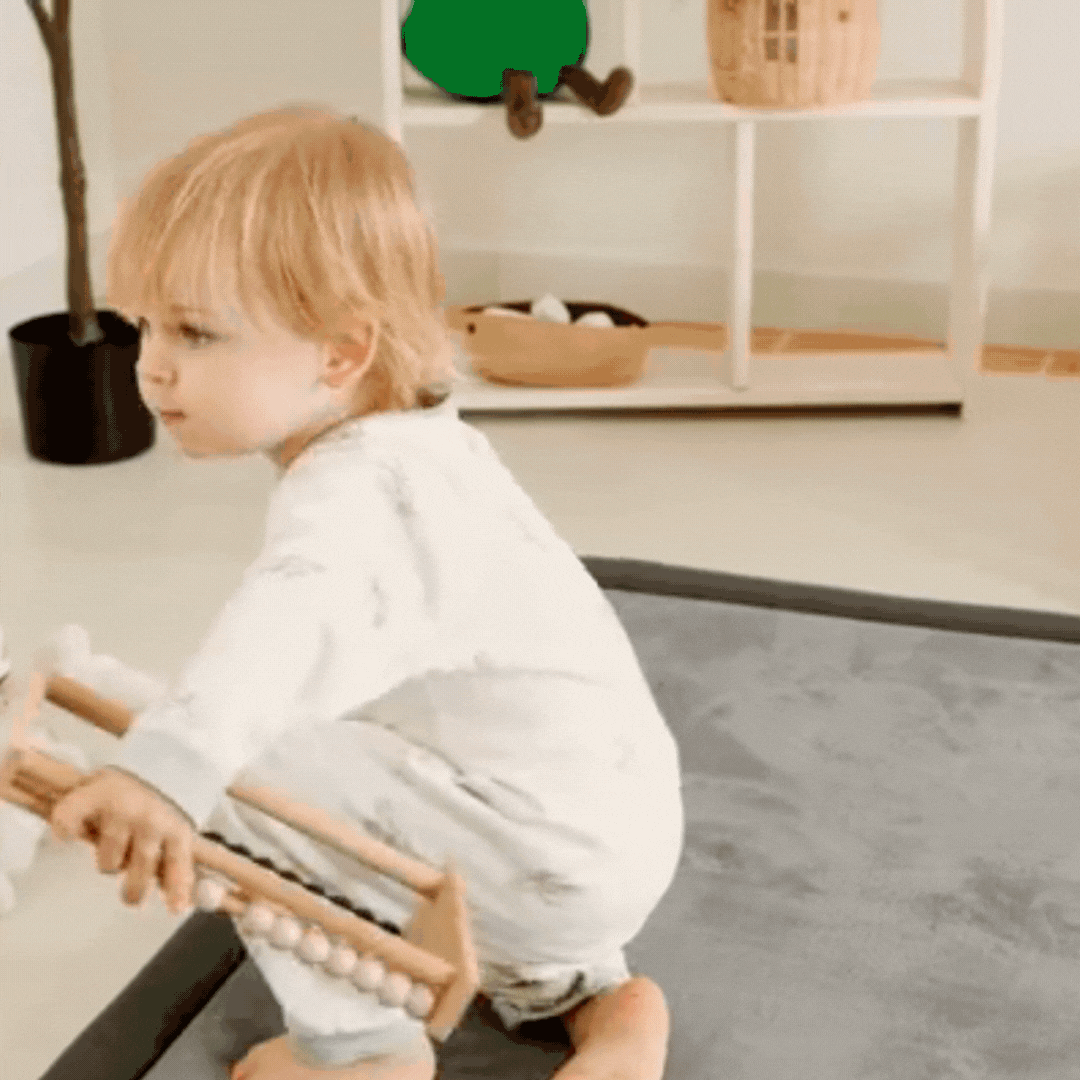 Baby som rejser sig op på BabyNordic tæppet